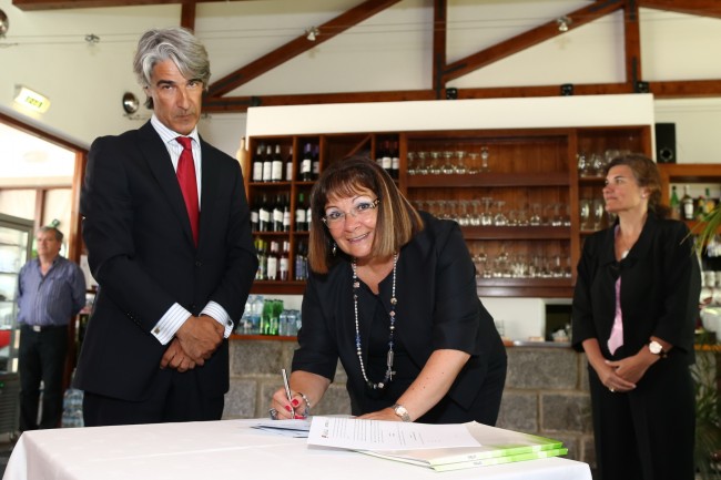 A presidente da Câmara de Portimão, Isilda Gomes, assina o protocolo - D.R.