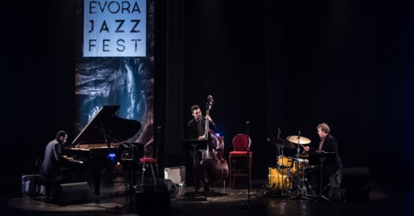 A primeira edição do Évora Jazz Fest terminou no domingo, 25 de março. Foram três dias intensos no Teatro Garcia de Resende com espetáculos de assinalável qualidade, workshop’s, apresentação de Combos, exposições e sessões de improviso, no bar Mói-te.