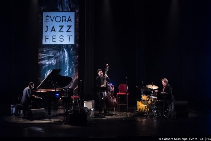 A primeira edição do Évora Jazz Fest terminou no domingo, 25 de março. Foram três dias intensos no Teatro Garcia de Resende com espetáculos de assinalável qualidade, workshop’s, apresentação de Combos, exposições e sessões de improviso, no bar Mói-te.