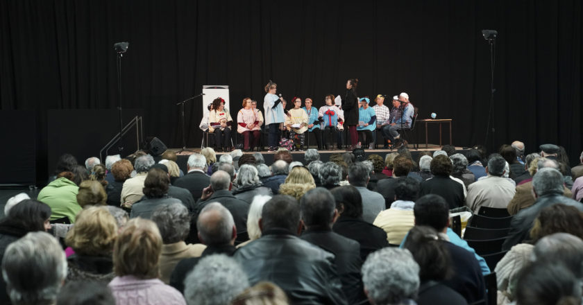 “Um momento de partilha e combate à solidão”, foi desta forma que a Vereadora da Ação Social da Câmara Municipal de Guimarães, Paula Oliveira, direcionou a mensagem a centenas de idosos que celebraram o Dia Mundial do Teatro.