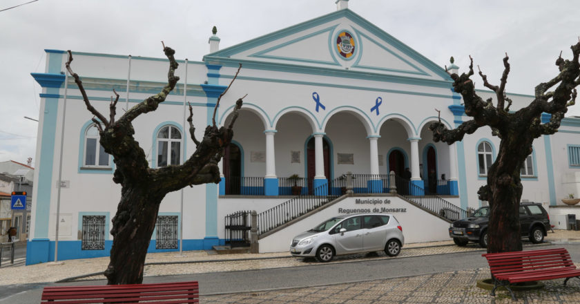 Os edifícios da Câmara Municipal de Reguengos de Monsaraz, das juntas de freguesia e de outras instituições do concelho têm laços azuis nas paredes durante o mês de abril para assinalar o Mês Internacional da Prevenção dos Maus-tratos Infantis