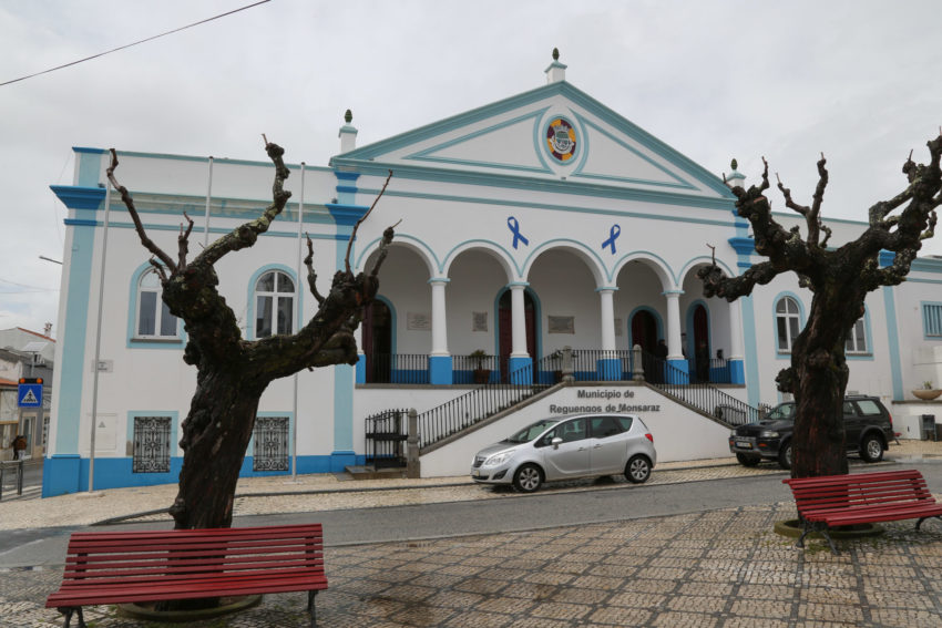 Os edifícios da Câmara Municipal de Reguengos de Monsaraz, das juntas de freguesia e de outras instituições do concelho têm laços azuis nas paredes durante o mês de abril para assinalar o Mês Internacional da Prevenção dos Maus-tratos Infantis