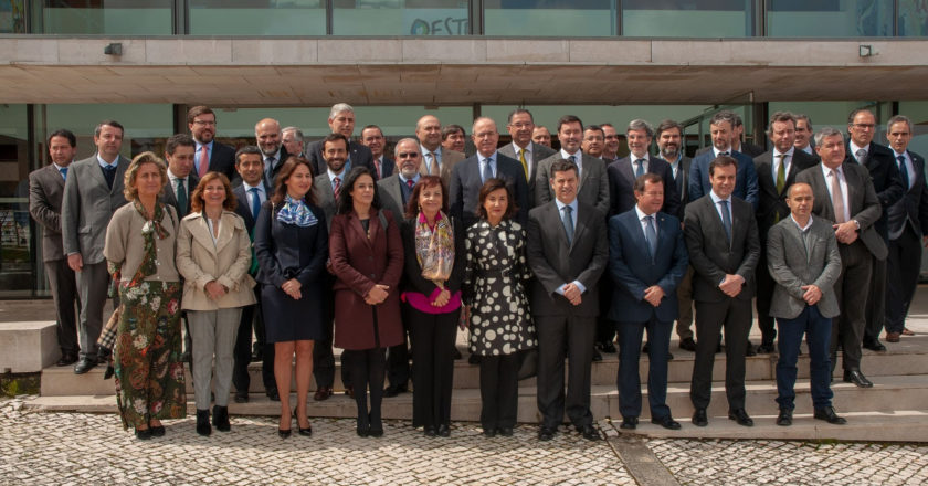 A Câmara Municipal de Guimarães assinou esta segunda-feira, 9 de abril, um protocolo para a implementação municipal do Espaço Empresa, com o IAPMEI, AICEP e AMA, num total de 21 autarquias e ainda a Comunidade Intermunicipal do Oeste.