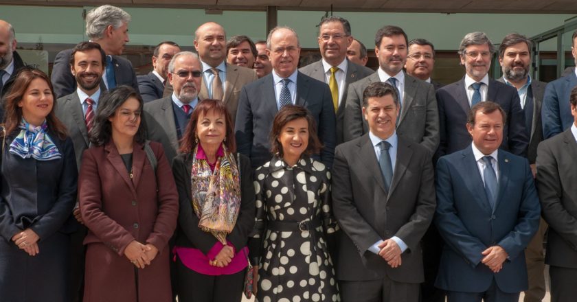 O Presidente da Câmara de S. João da Madeira, Jorge Vultos Sequeira, assinou, esta segunda-feira, um protocolo com o IAPMEI, AICEP e Agência de Modernização Administrativa (AMA) para a implementação no município sanjoanense do Espaço Empresa.