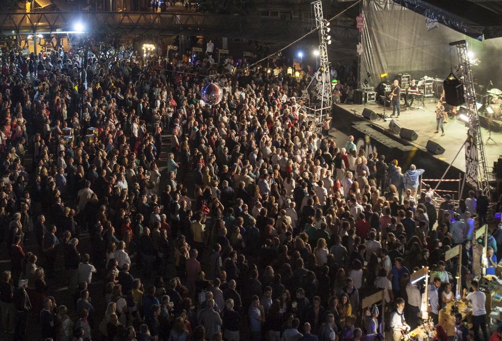 Praça cheia para evento de Gin dedicado aos anos 80 em S. João da Madeira