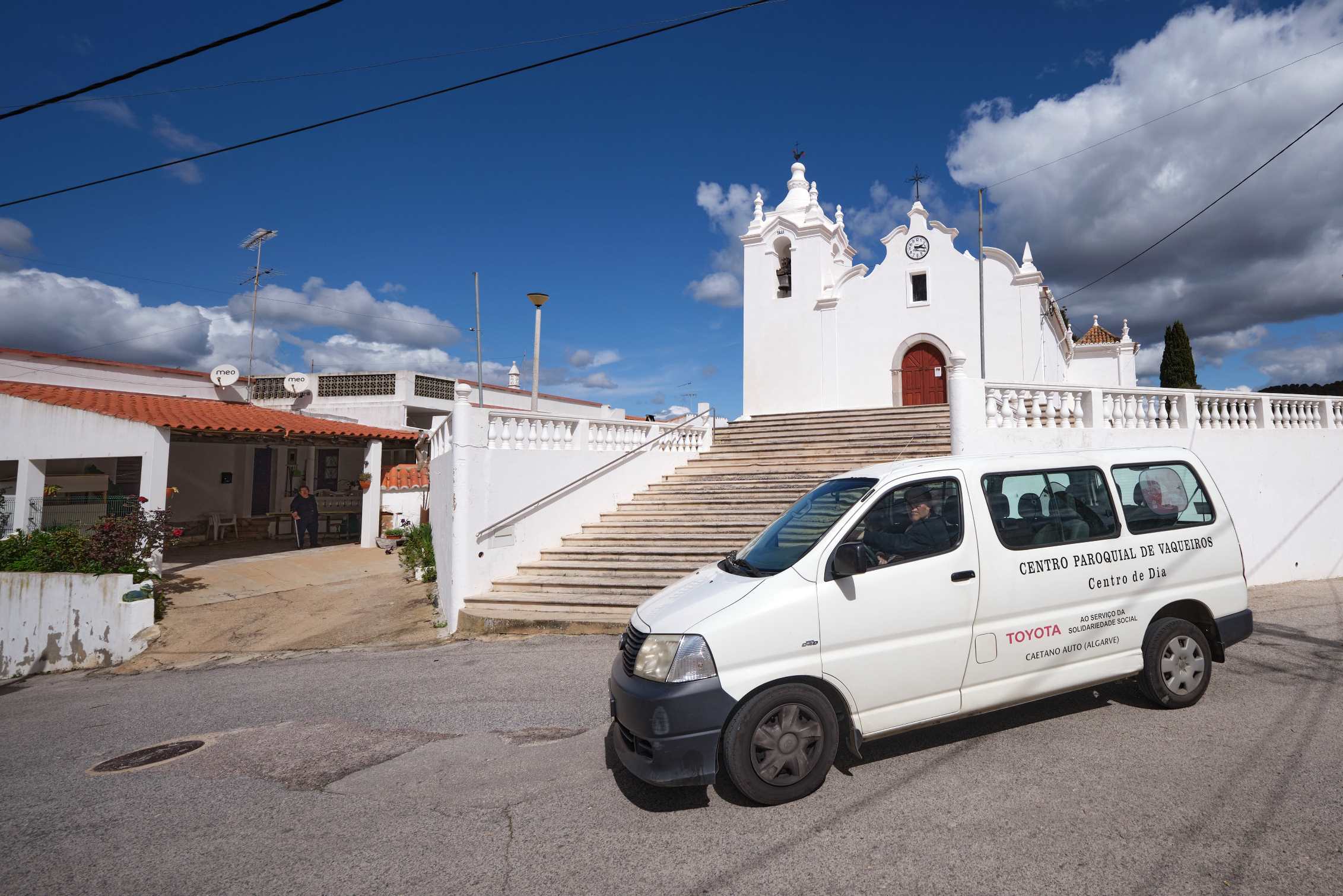 Centro Paroquial de Vaqueiros recebe apoio financeiro do município de Alcoutim
