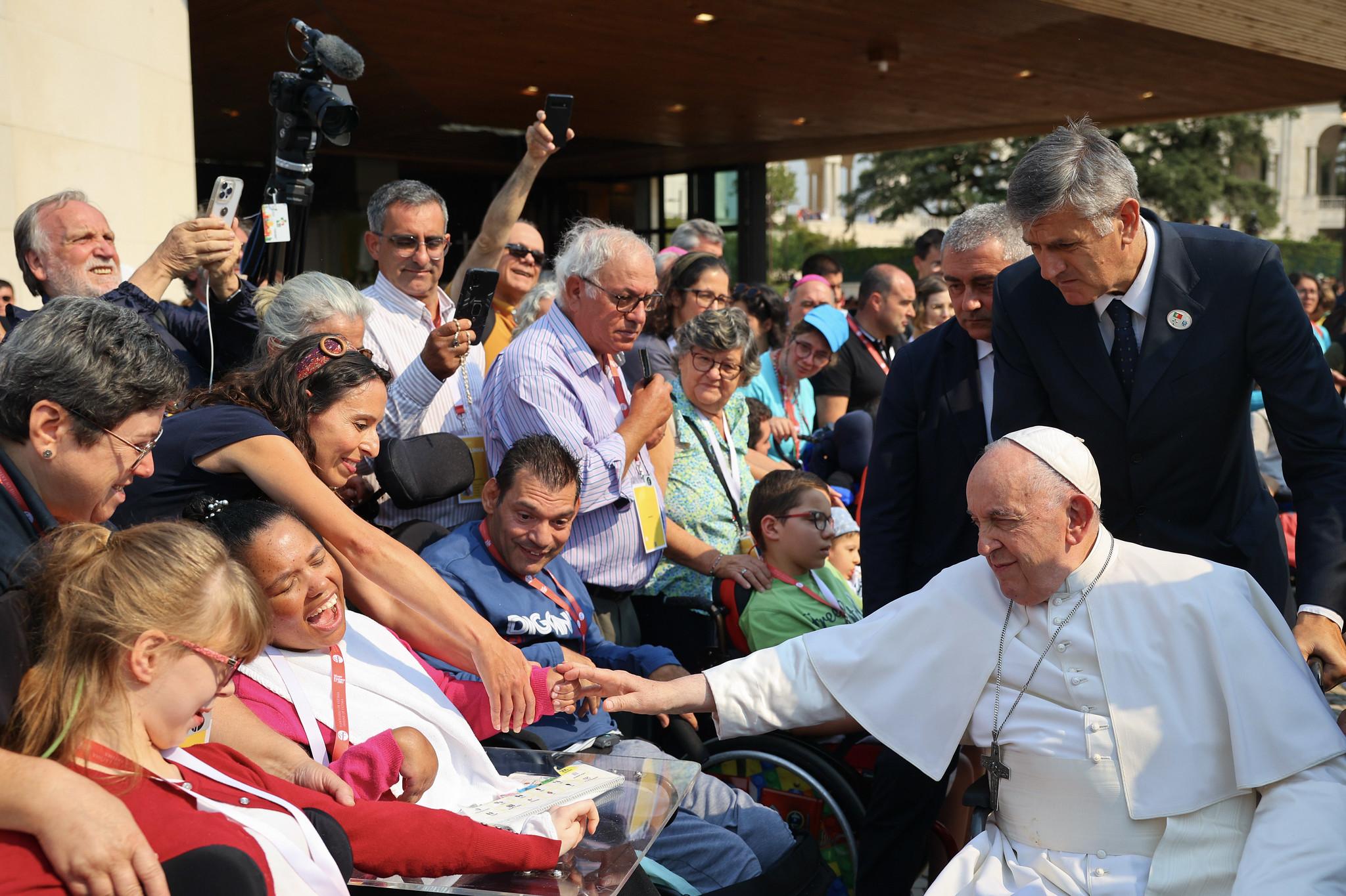 Jovens com deficiência rezam terço com o Papa Francisco